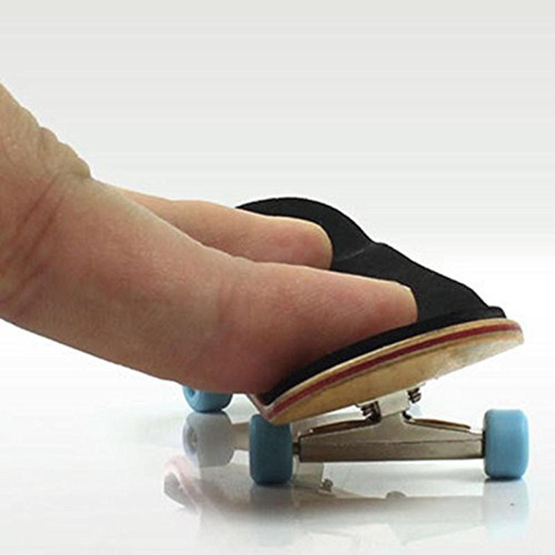 Wooden Finger Skateboard, 1 Count Finger Skateboard Toy, Finger Skateboard for Boys & Girls, Skateboard Toy for Indoor & Outdoor